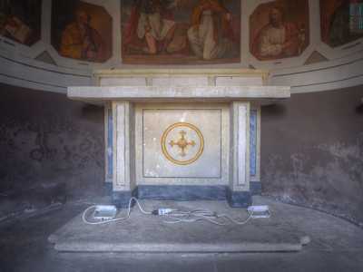 Al centro della stanza si trova un altare incassato nel muro con su disegnata una croce di colore giallo